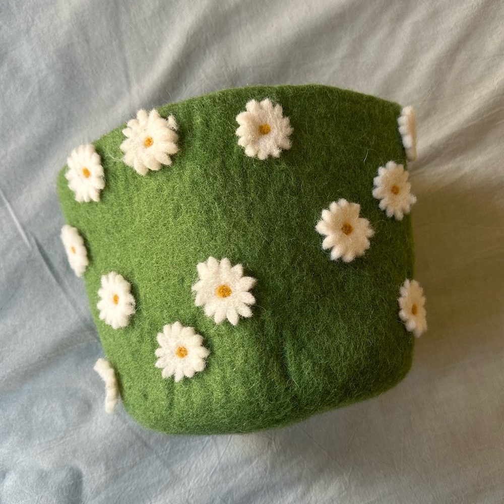 Daisy felt flower planter/cozy